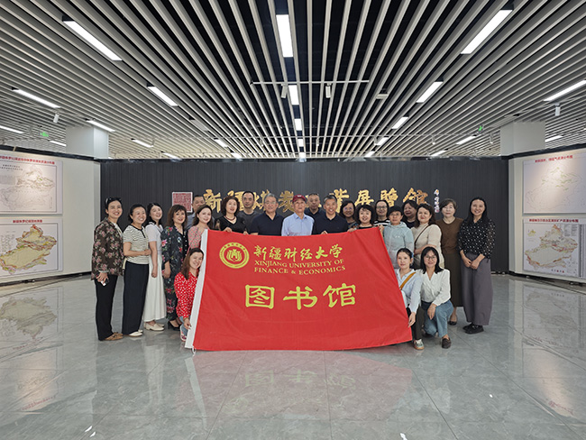 参观新疆工程学院图书馆特藏馆.jpg