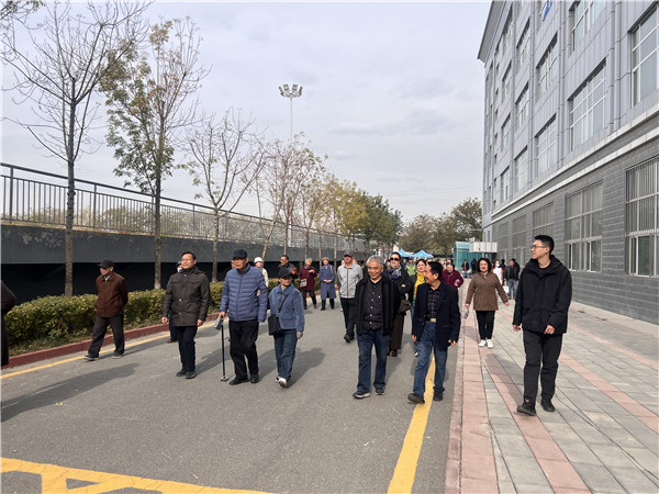 老同志们信步走在北校区校园.jpg